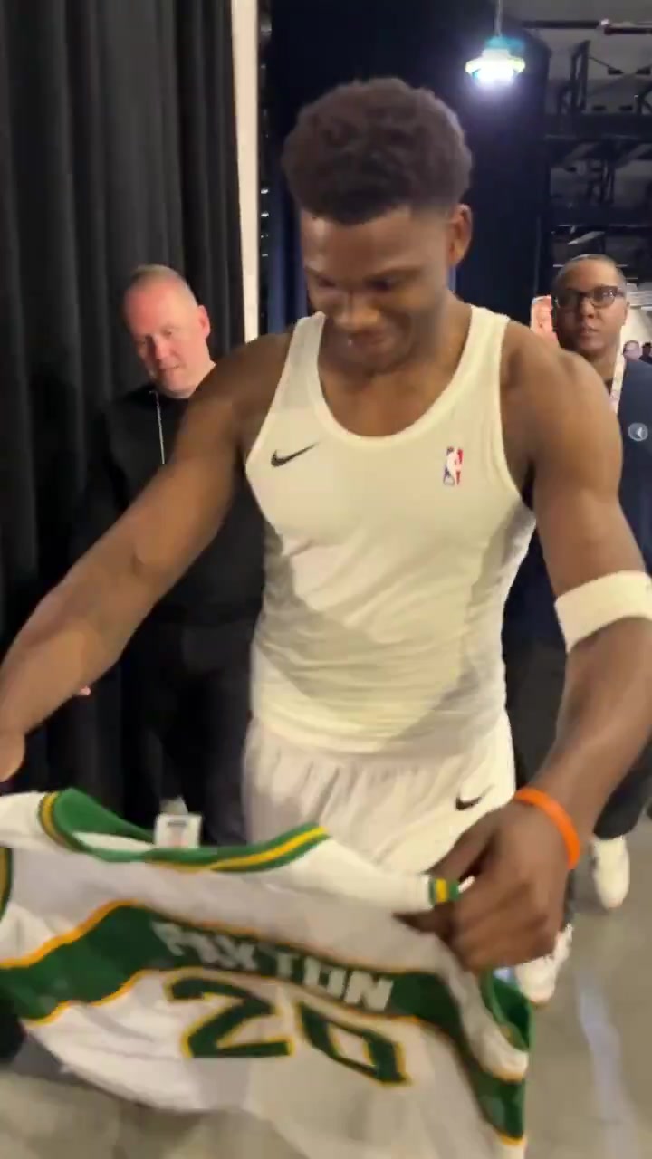 Respect！老佩顿赛后送给华子一件自己的超音速球衣?