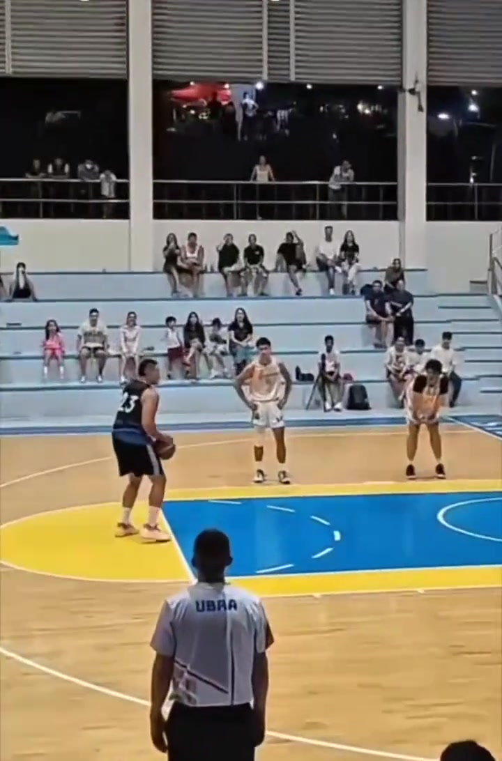 队长：出场球员不够了，经理：我在铅球队拉了一个