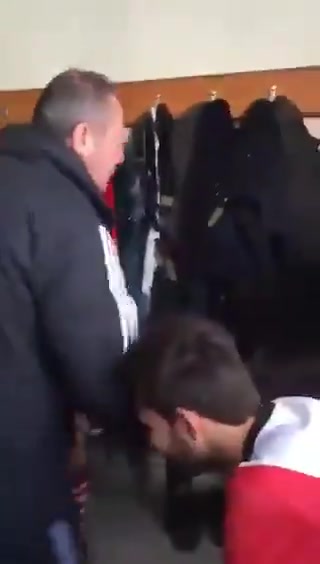 球迷恶搞：约基奇回到更衣室之后的画面 扇一圈巴掌？