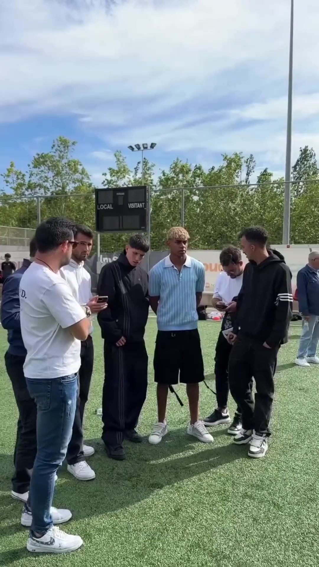 亚马尔17岁就当老板啦?现场观摩自己在国王联赛的球队训练~