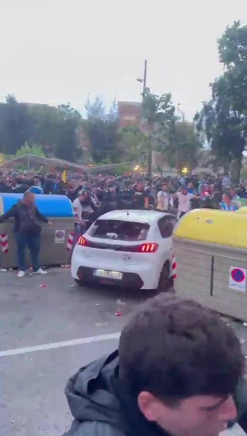 ?西班牙人vs巴萨赛前场外，一车辆突然加速冲入球迷人群，据悉未造成人员死亡