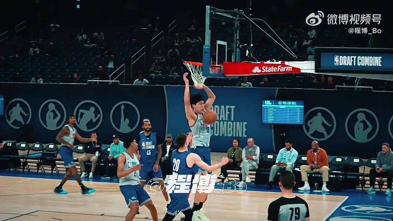 杨瀚森篮下扣篮打2+1，队友赶忙跑过来喊：“YAO YAO YAO”?