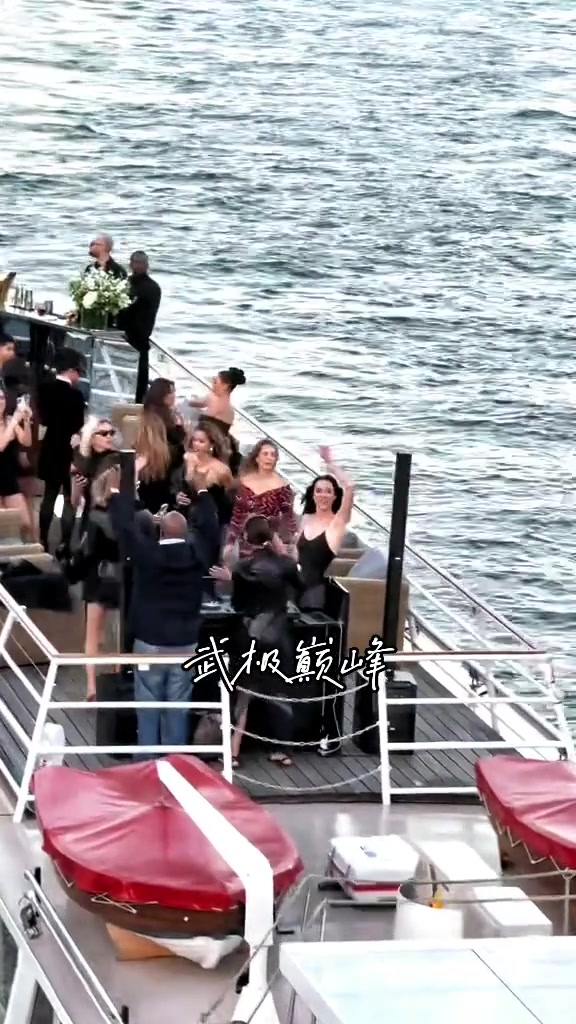 人均名媛?卡戴珊现身巴黎游轮排队