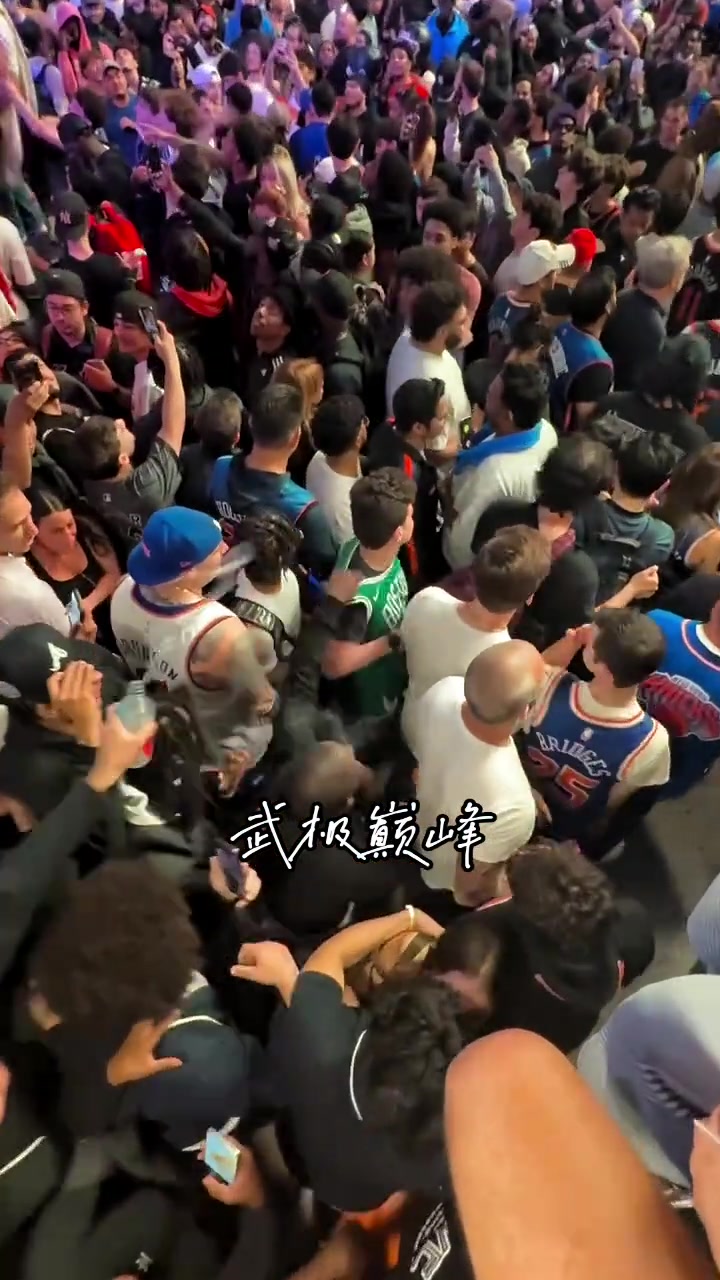 ?这也太勇了！至少他没有因为主队被淘汰而脱掉球衣！