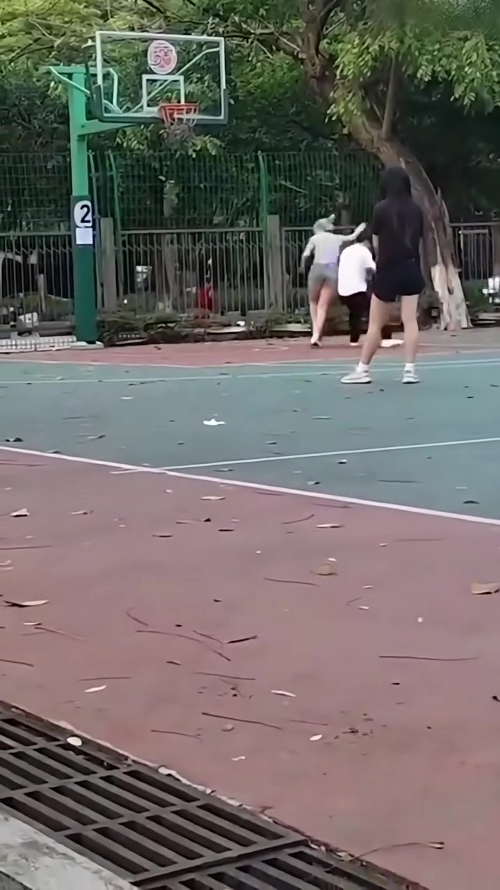 小伙一辈子都没今天这么爱背打?