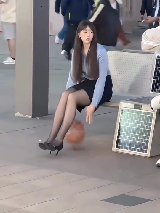 黑丝美女的胯下运球，她还真有点东西啊?