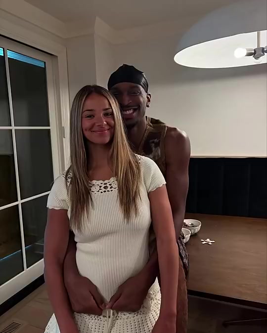 网友：?亚历山大的女友和他贴这么近，裁判不吹她个犯规吗？