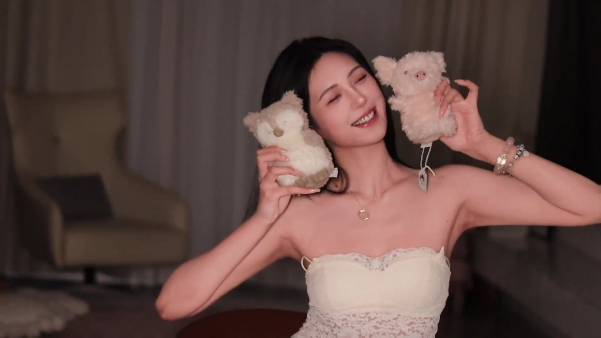 女篮球员卓识晒米白抹胸装：妈妈镜头下的我???