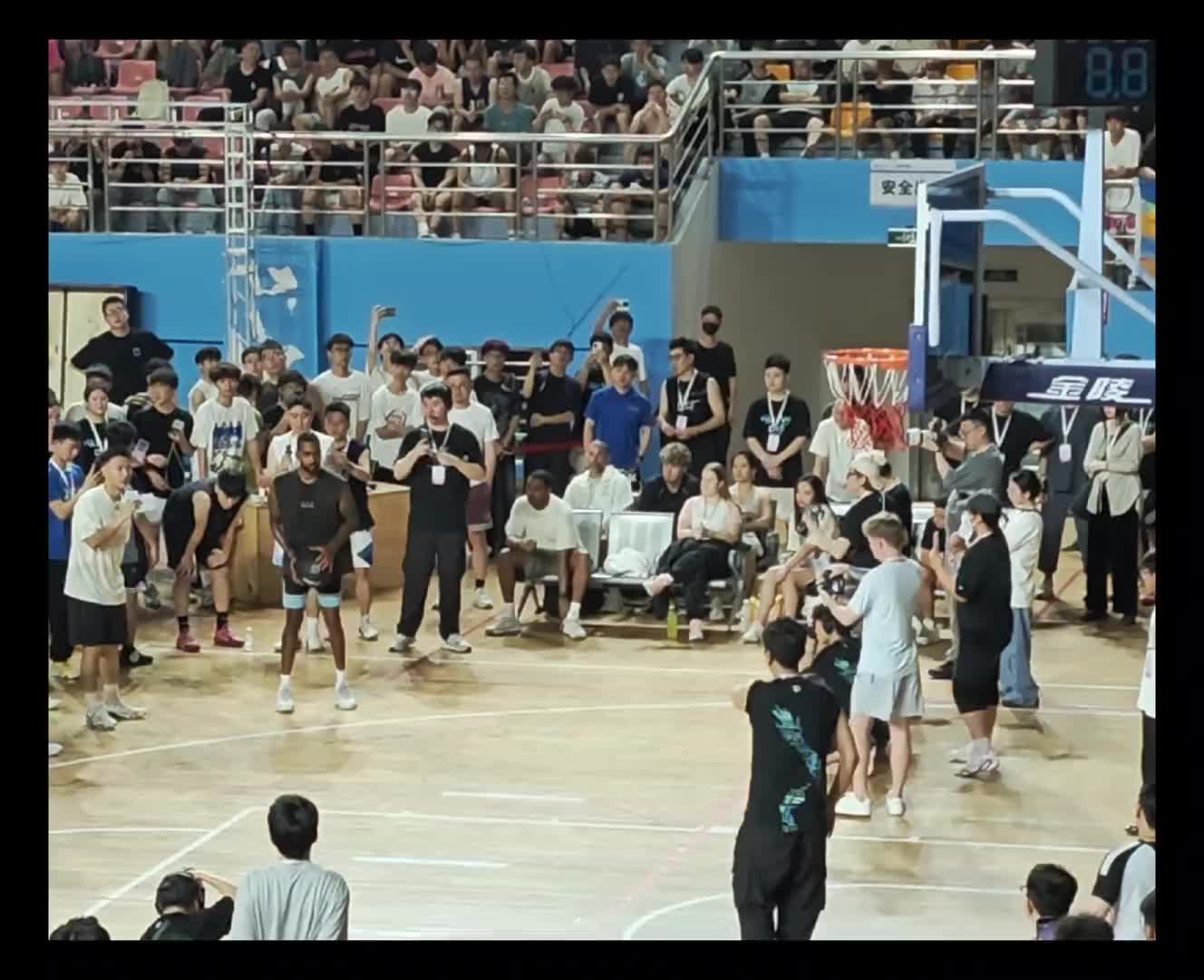 前湖人首发后卫？拉塞尔中国行三分频频打铁节目效果拉满?