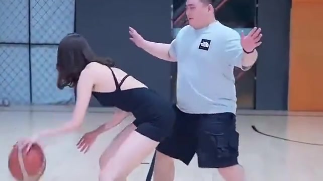 在线等急！大哥不知道怎么防美女背打?‍