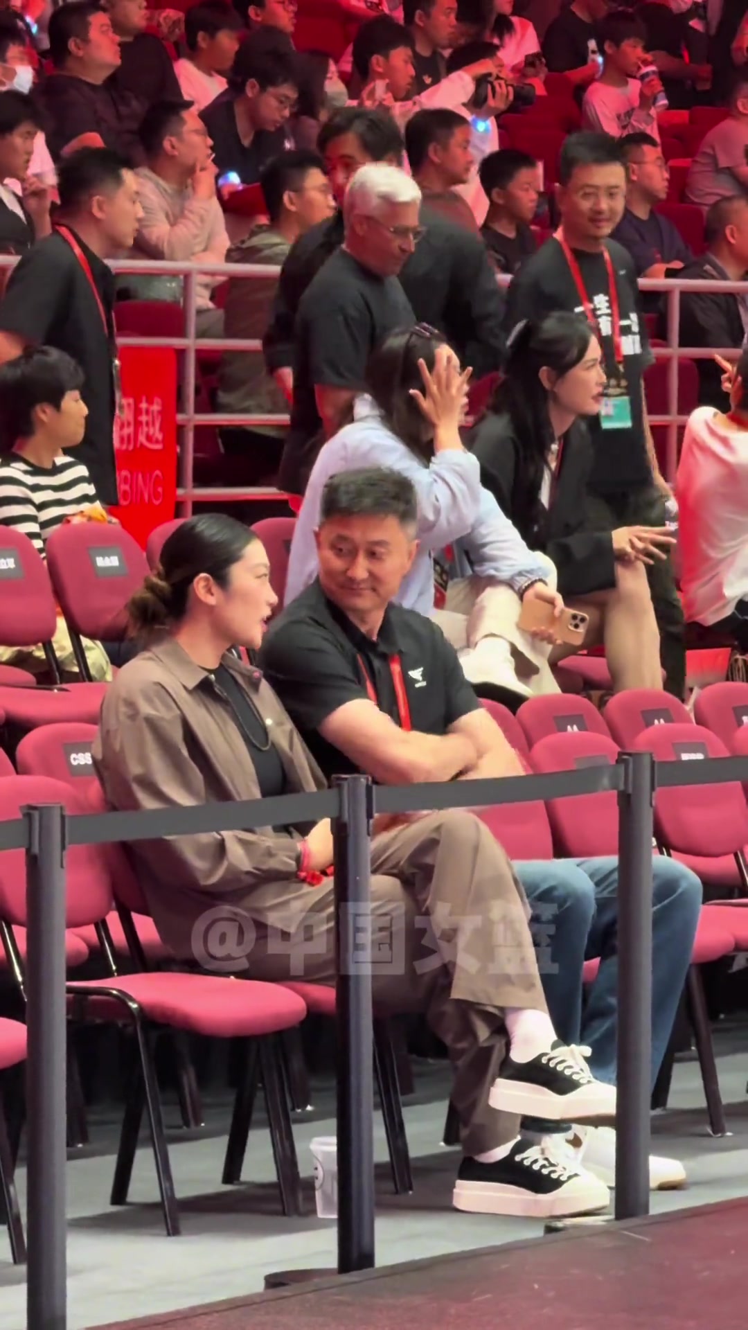 场边全是大佬啊！杜锋李梦郭艾伦现身耐高总决赛现场???