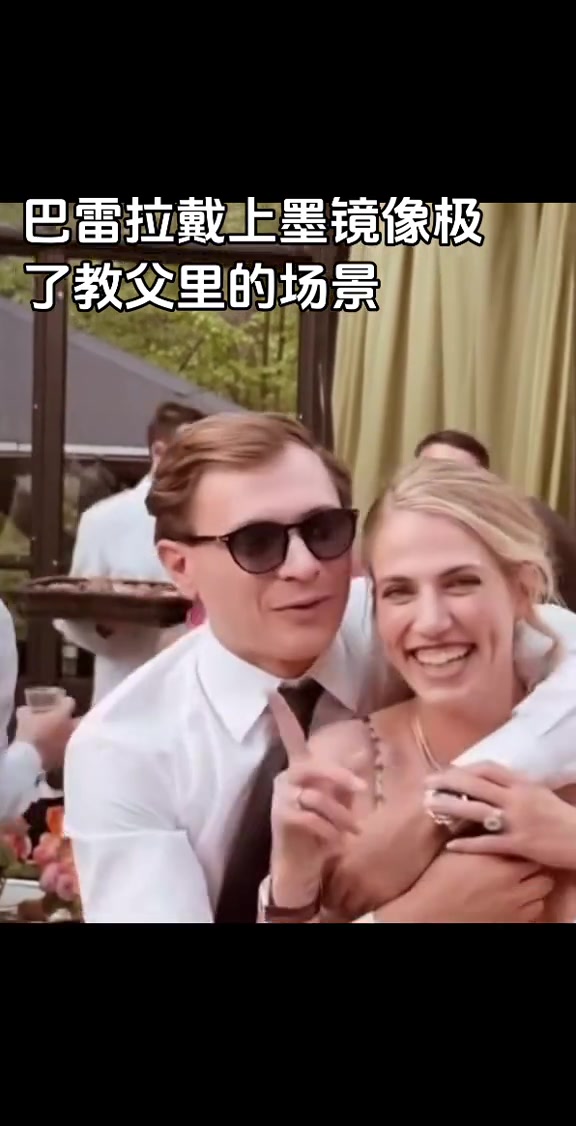 巴雷拉你这小子也不老实！庆祝就庆祝能不能把手松开?