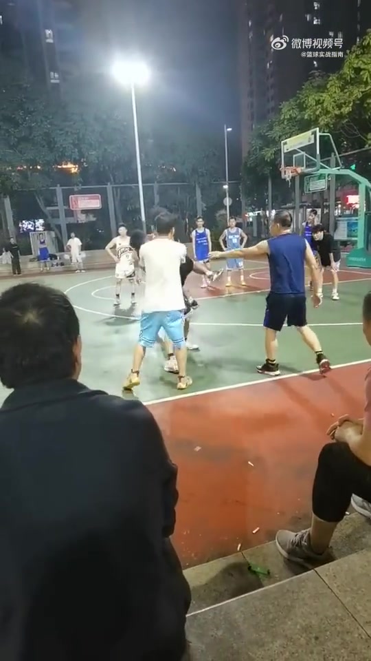 球场冲突，小哥直接倒地抽搐看着很吓人啊！！