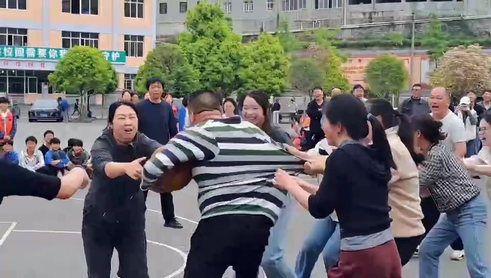 和七八个娘们打球是怎样体验？老哥一次球赛 换来一生抑郁?