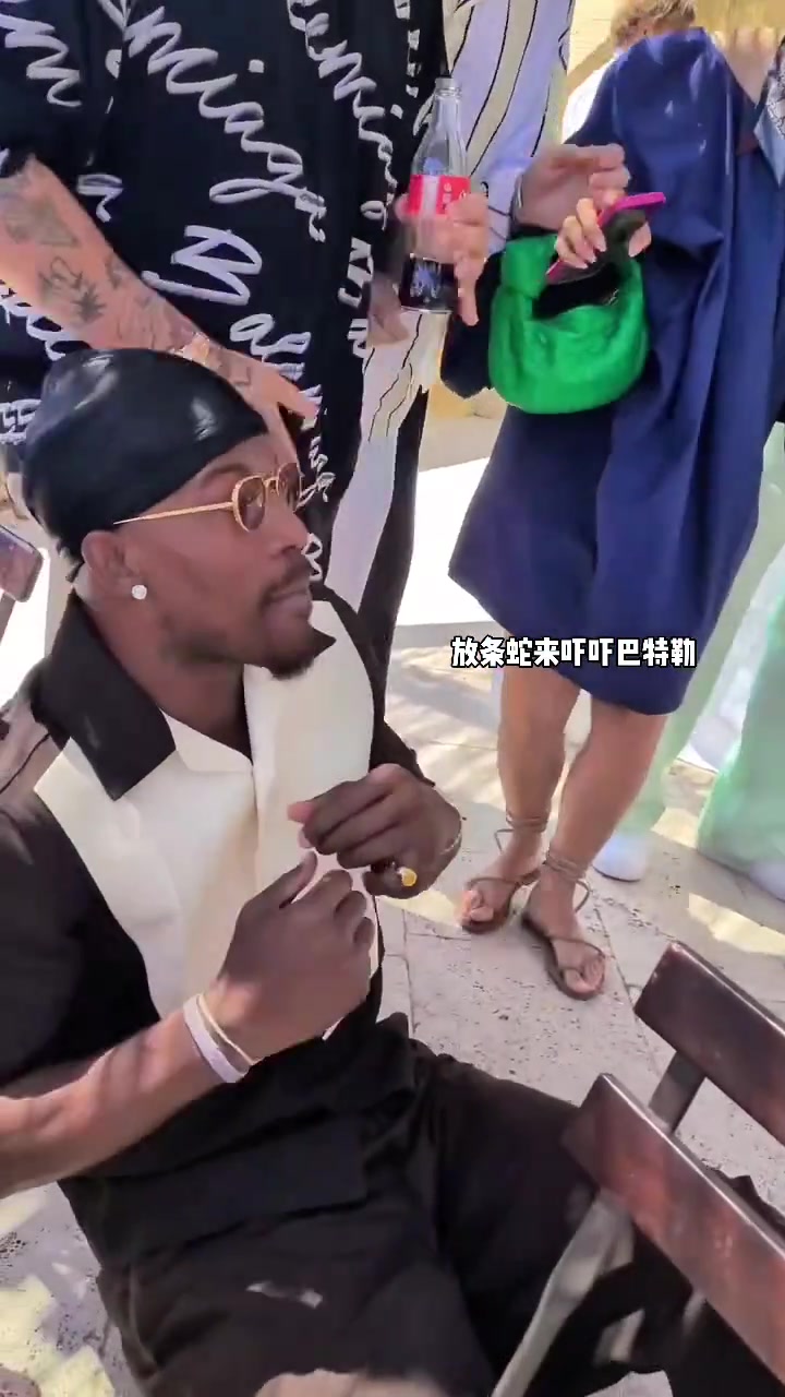 ?硬汉形象崩塌！魔术师变出一条蛇 巴特勒惊声尖叫瘫坐在地