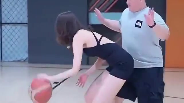不懂就问：面对女孩子的背打，你该如何防守？？???