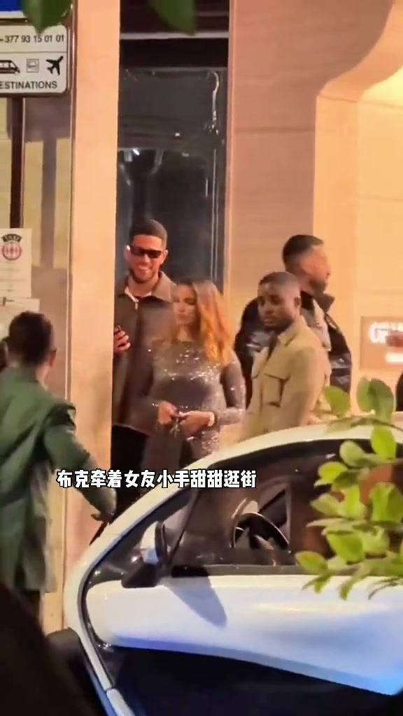 布克牵新女友小手甜蜜逛街，这不比詹娜香吗???