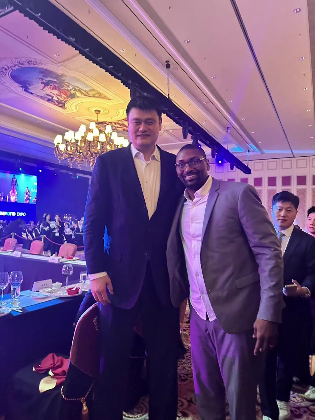 阿泰斯特晒与姚明合照：这是我最喜欢的队友 姚！！???