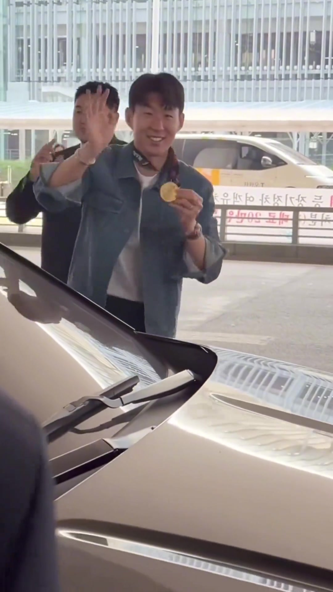衣锦还乡！孙兴慜返回韩国，众多女球迷让其把欧联奖牌戴上?