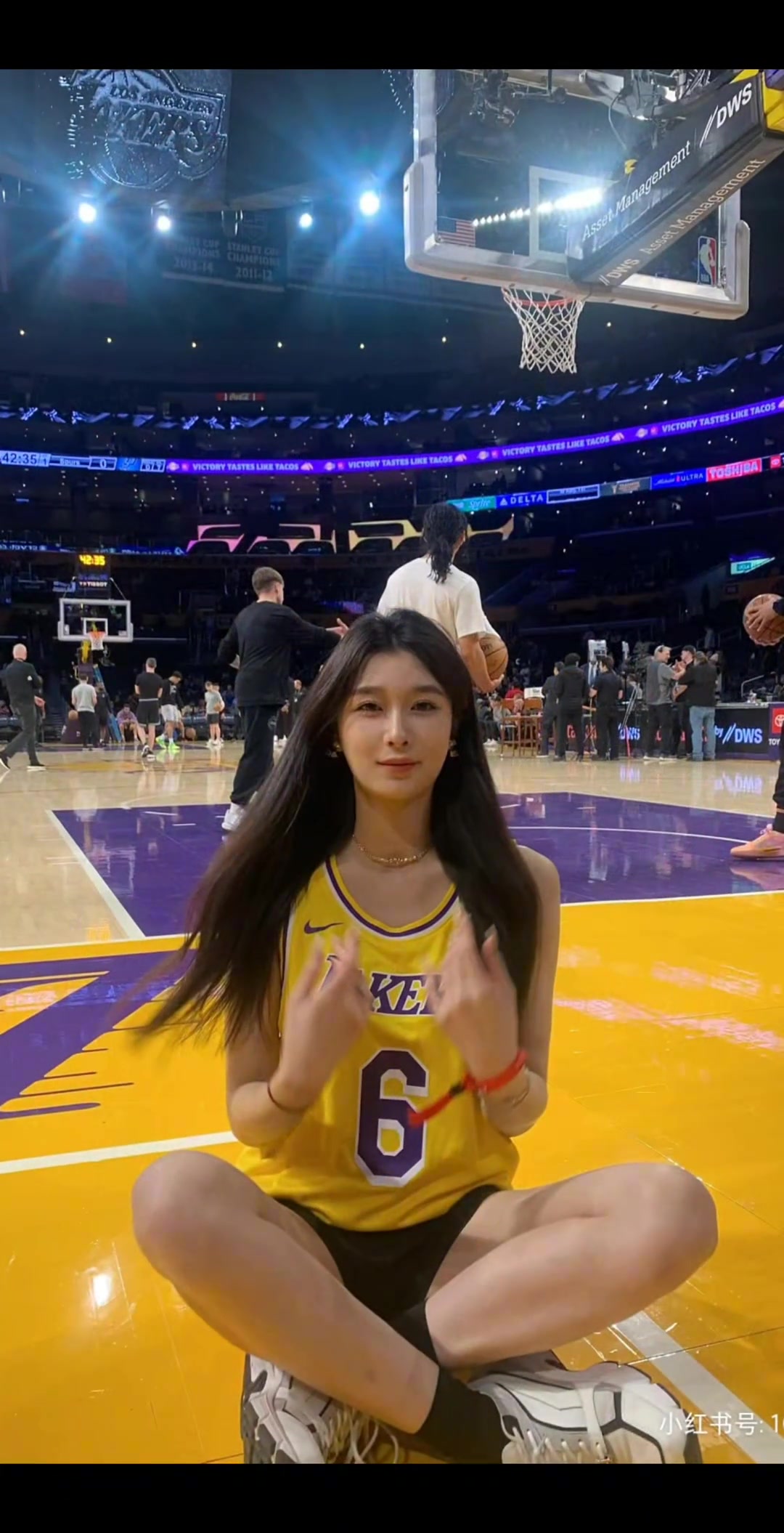 老詹的美女球迷可真多啊??！一个个颜值都拉满了啊
