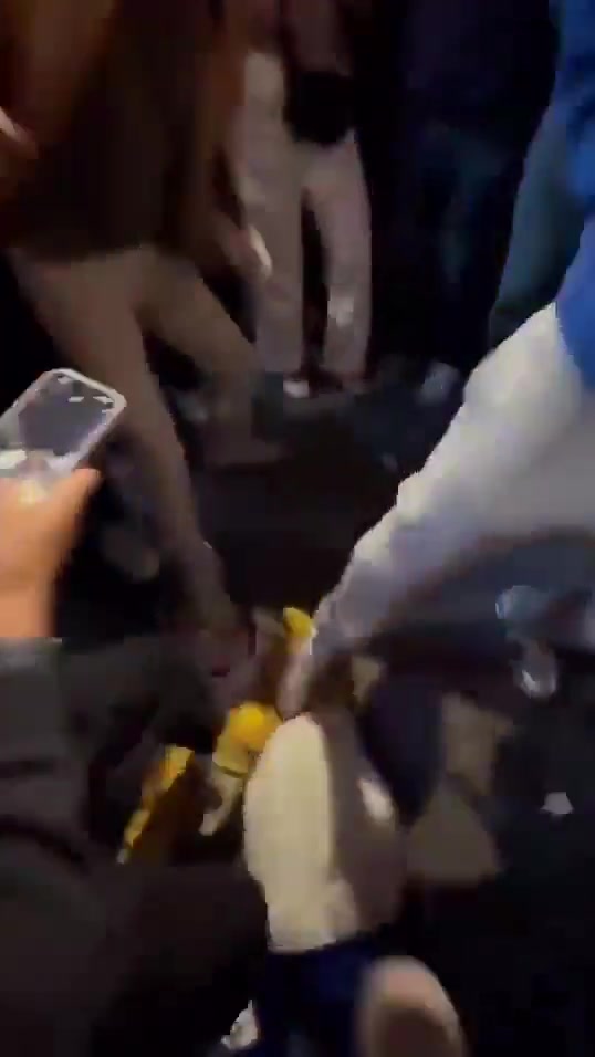 惊！尼克斯大胜步行者后，哈利伯顿遭主场球迷群殴?