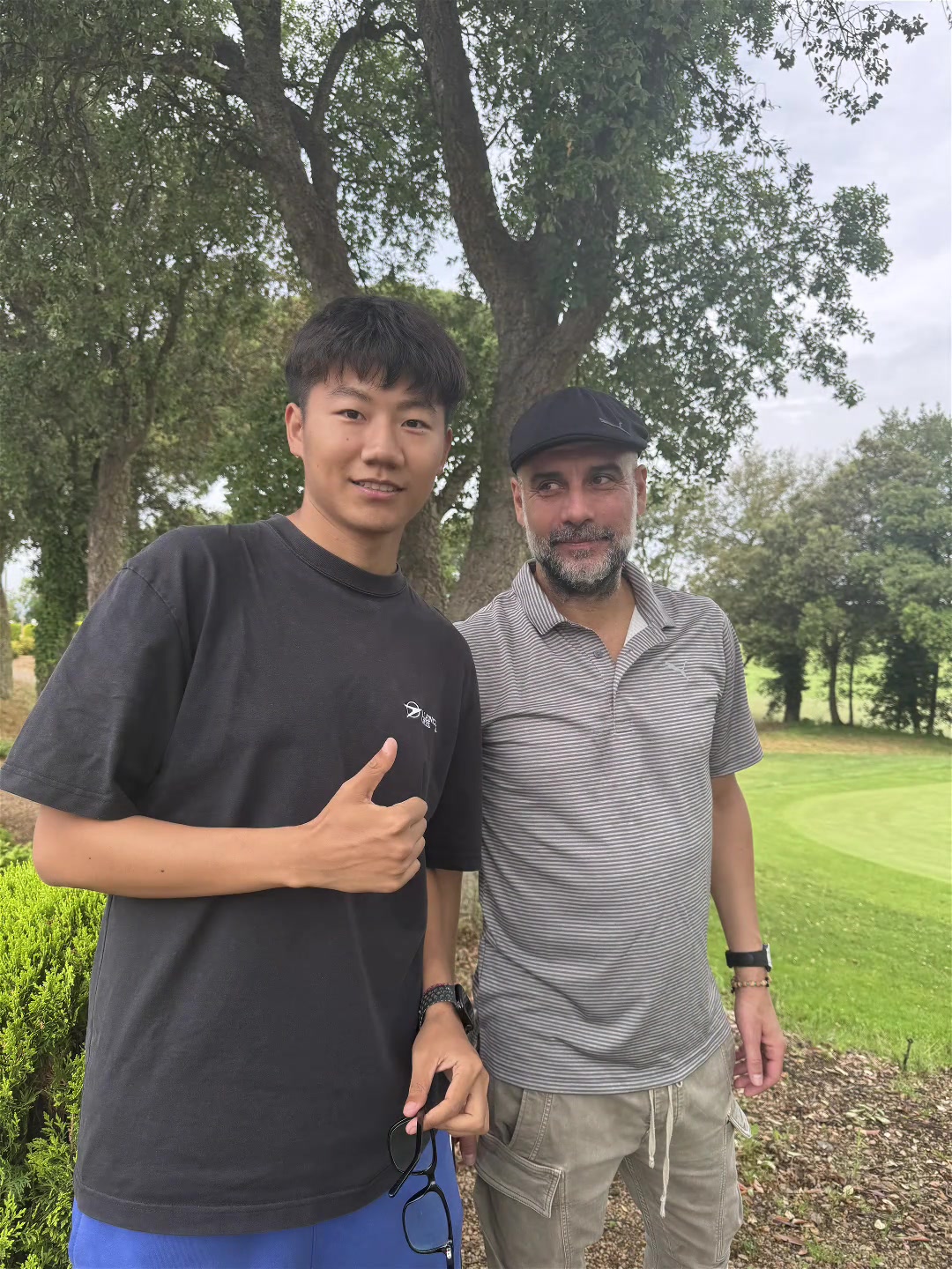 中国小伙真行！瓜瓜估计头一次见过和他合影还把他摁在身后?