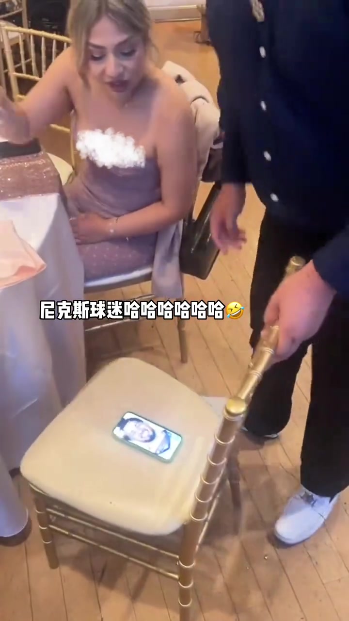 尼克斯球迷吃饭前用屁股坐哈利伯顿照片 甚至还动刀了?