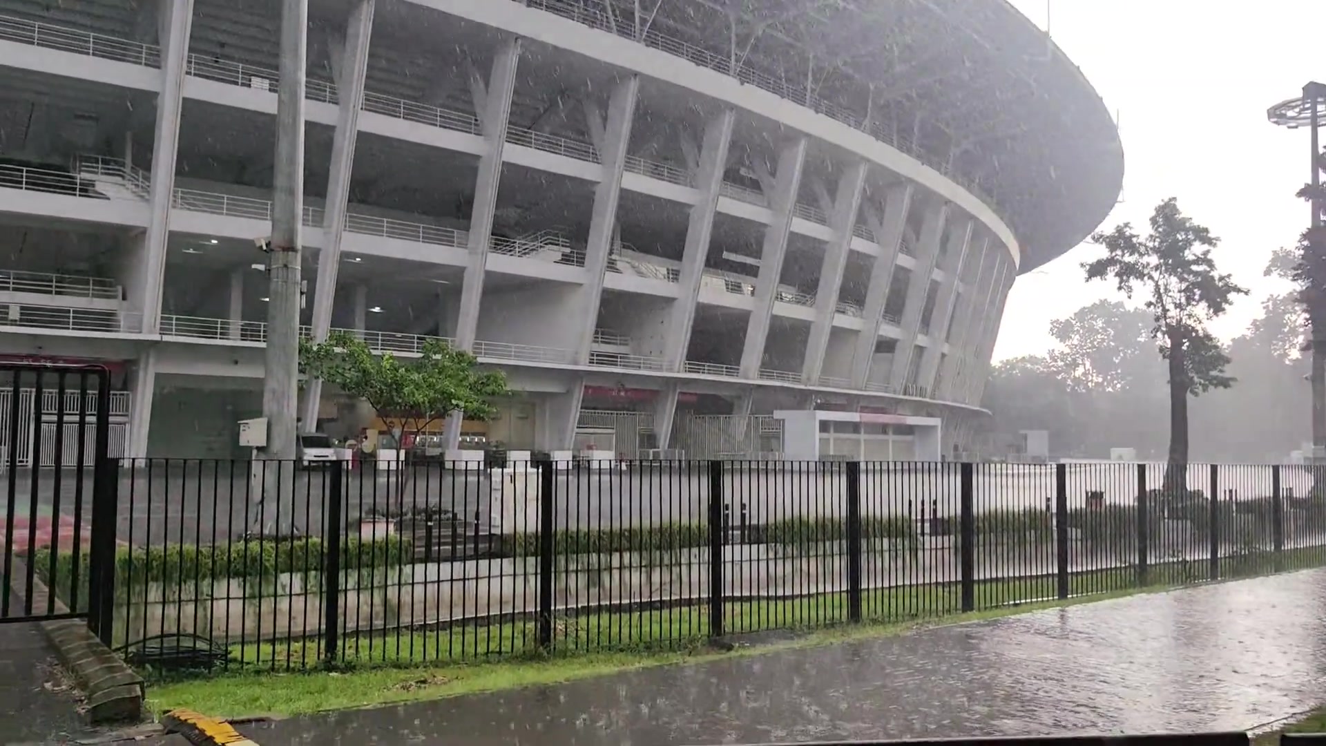 会有影响嘛，印尼雅加达前两天突发大雨，如果雨战对弱势有利?