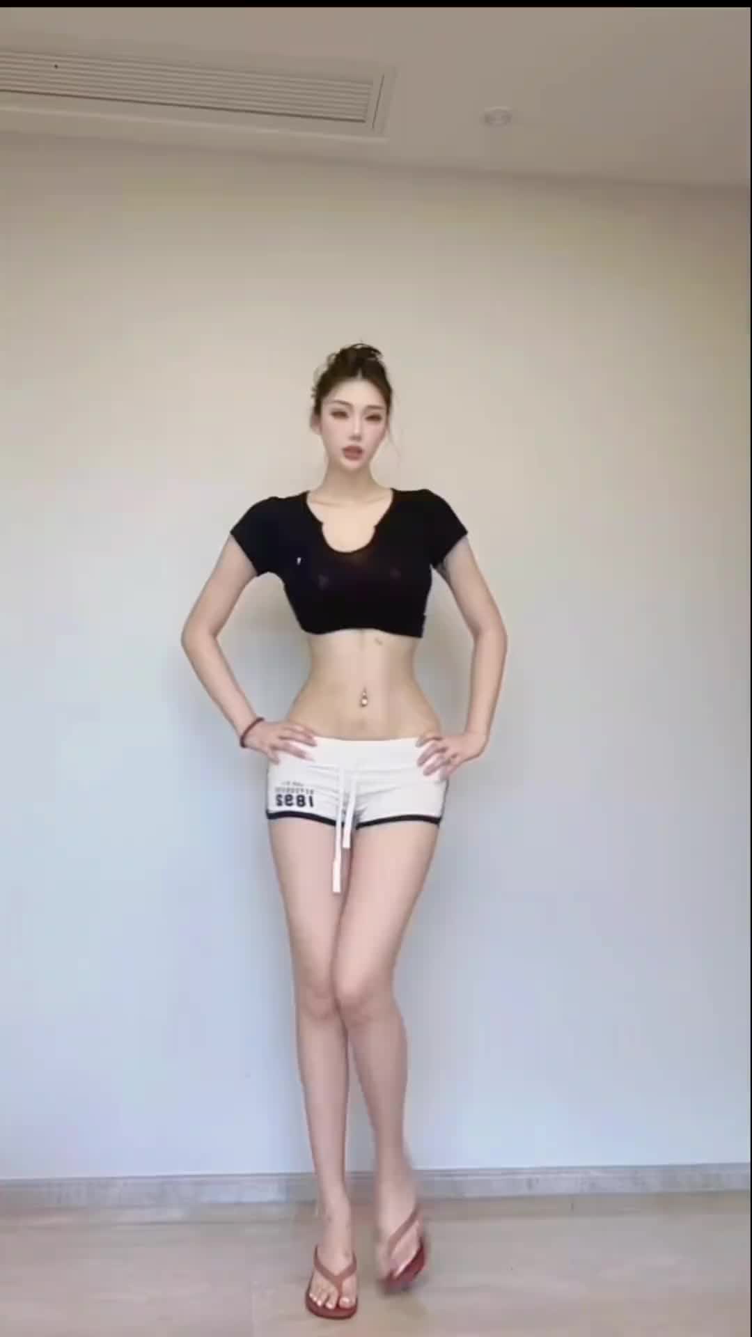 短衣短裤大长腿可太顶了啊！前山西球员凯瑞图的前女友又来扭了~