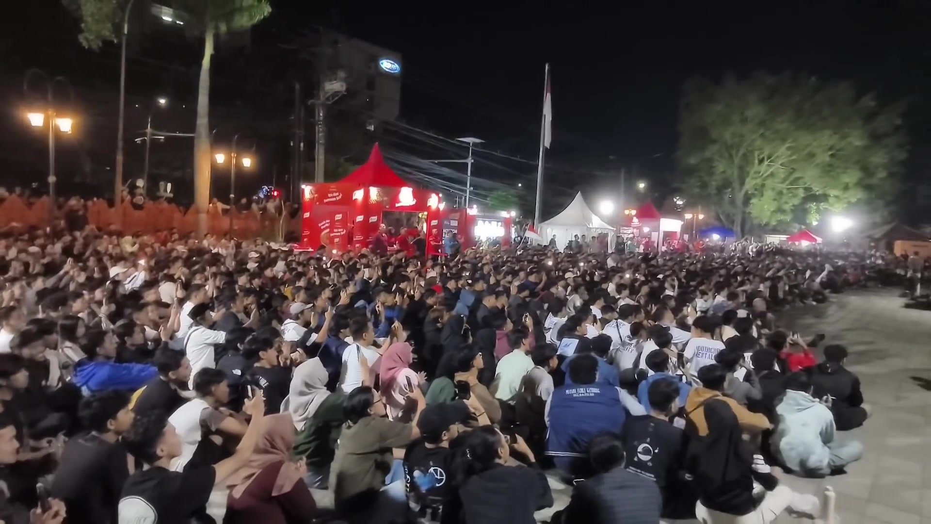街上满满都是人❗️印尼让人羡慕的足球氛围，现场观战1-0国足