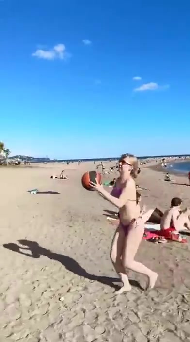 测一测路人的篮球水平如何！第一个妹子的投篮姿势不错~