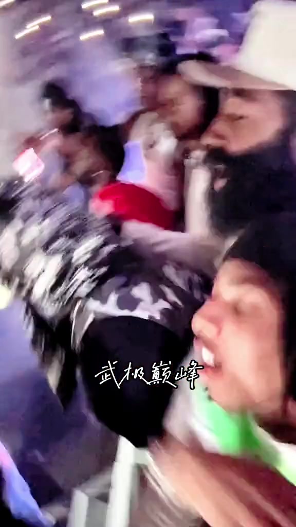 赛季结束后首次现身！哈登参加好友演唱会 上台激情嗨唱??