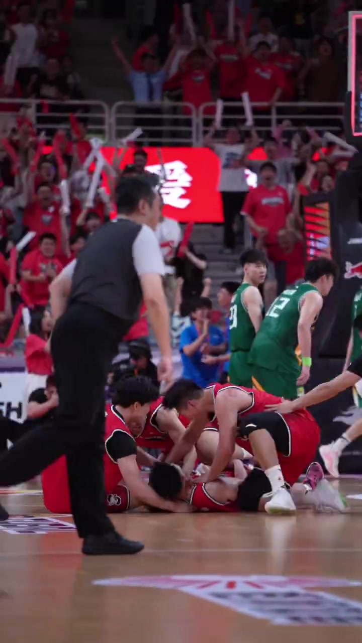 这就是篮球！上交吴泽昊压哨绝杀这一刻?全场沸腾疯狂庆祝！！