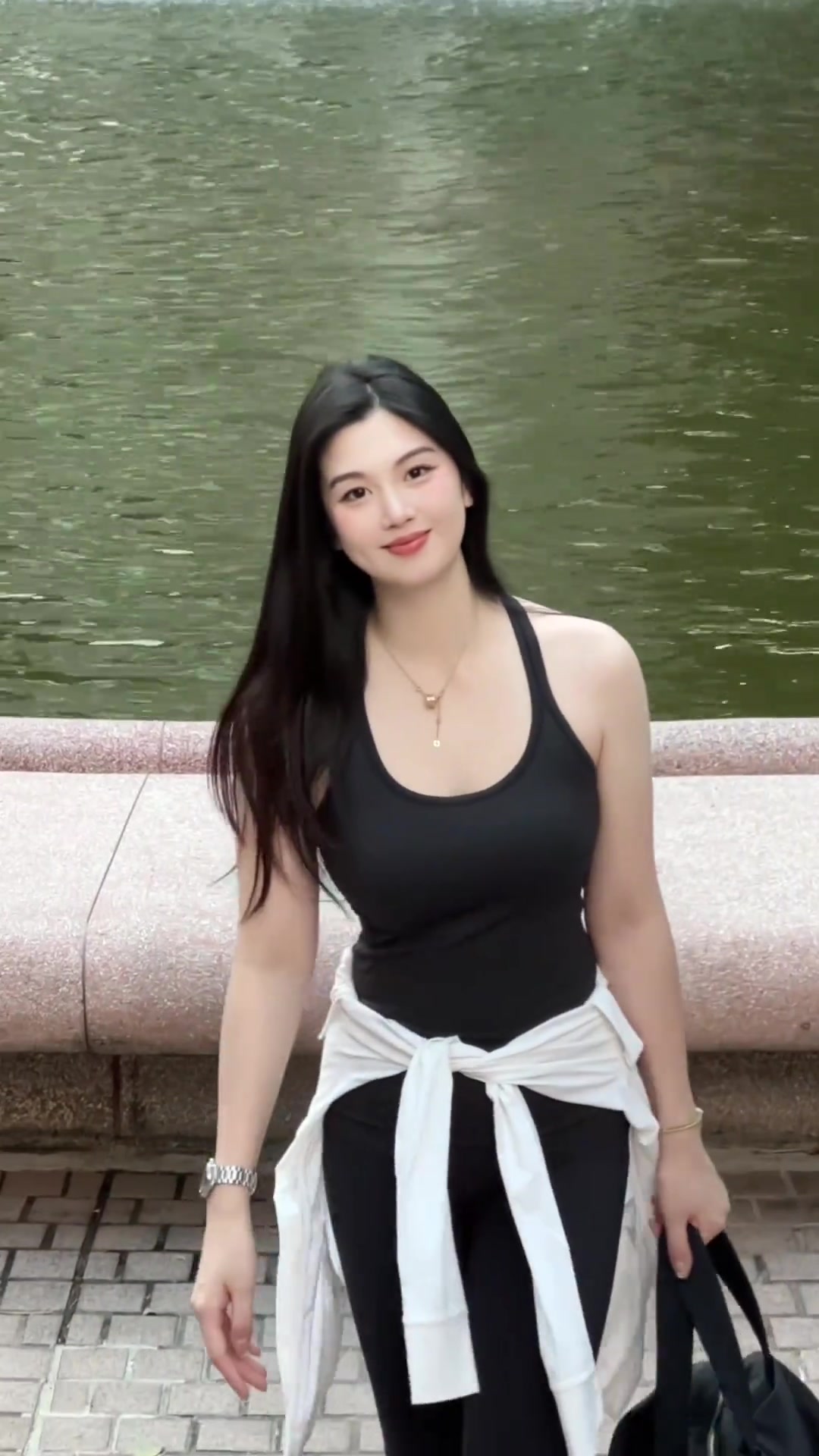 微胖女神！一身背心的野球场肘姐，丰满身材尽显！?