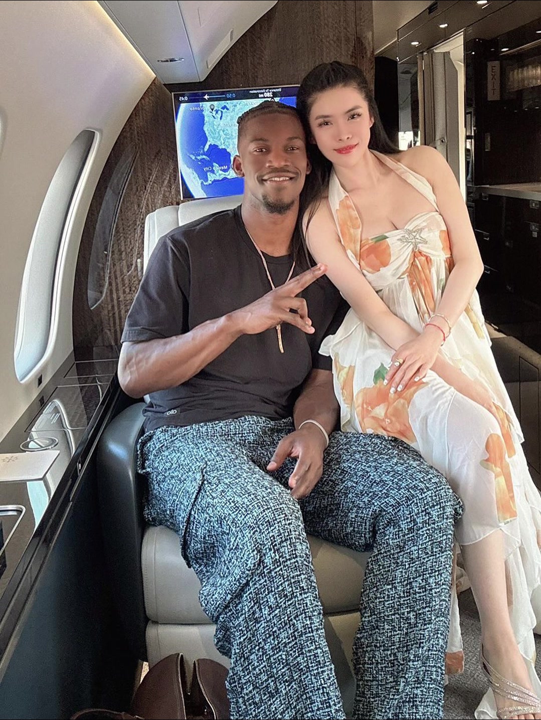 哇塞，硬汉配美女！?巴特勒与德扑ALL IN姐在飞机上亲密合影