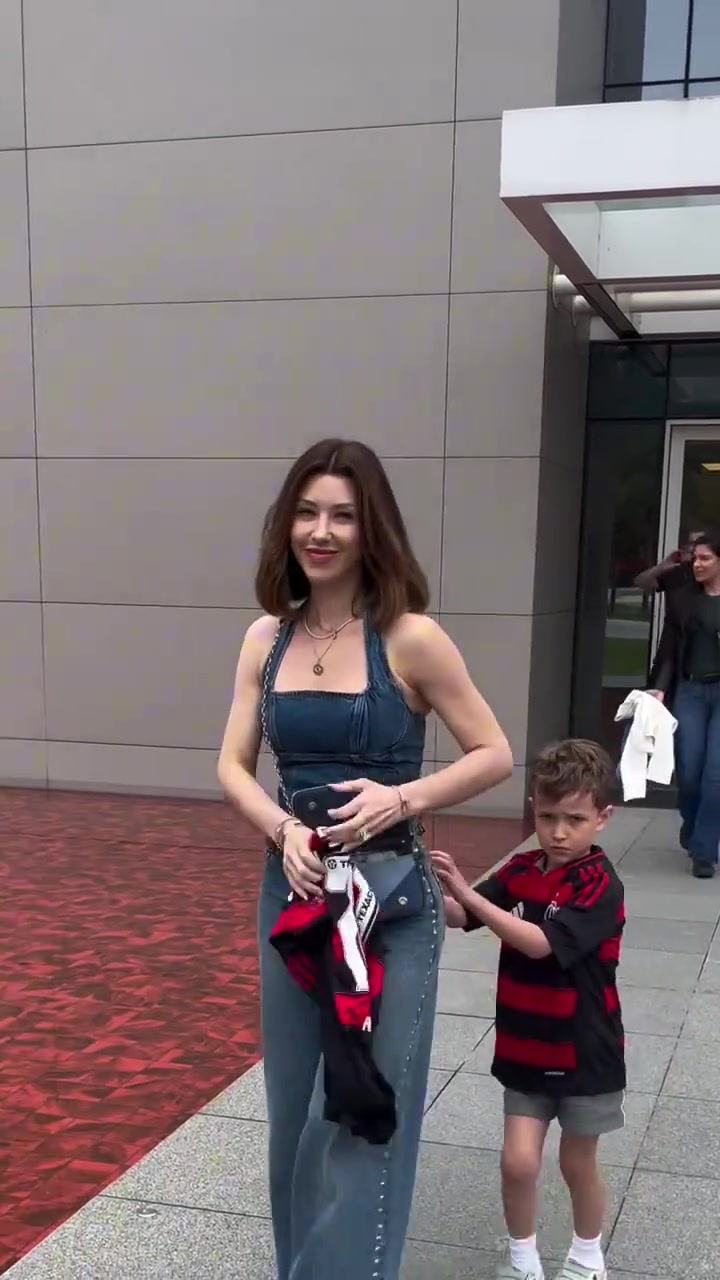 若日尼奥老婆越发风韵犹存?这笑容是真甜进了我的心~