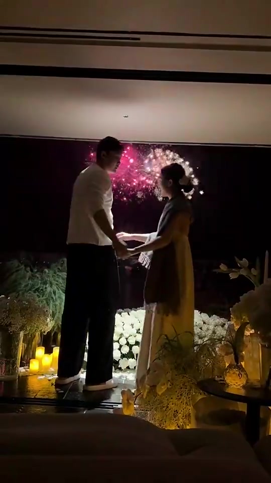 甜蜜啊！丁彦雨航社媒晒视频与女友秀恩爱：一周年快乐！