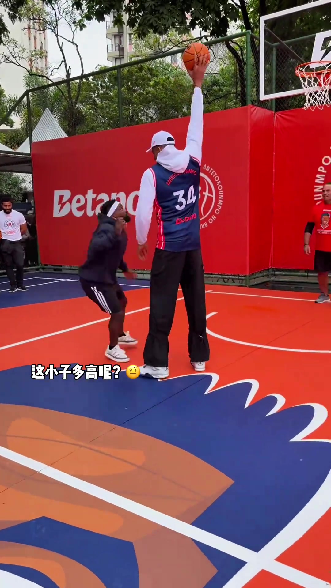 这就是NBA超巨吗！字母哥和普通人打球扣篮就完事了??