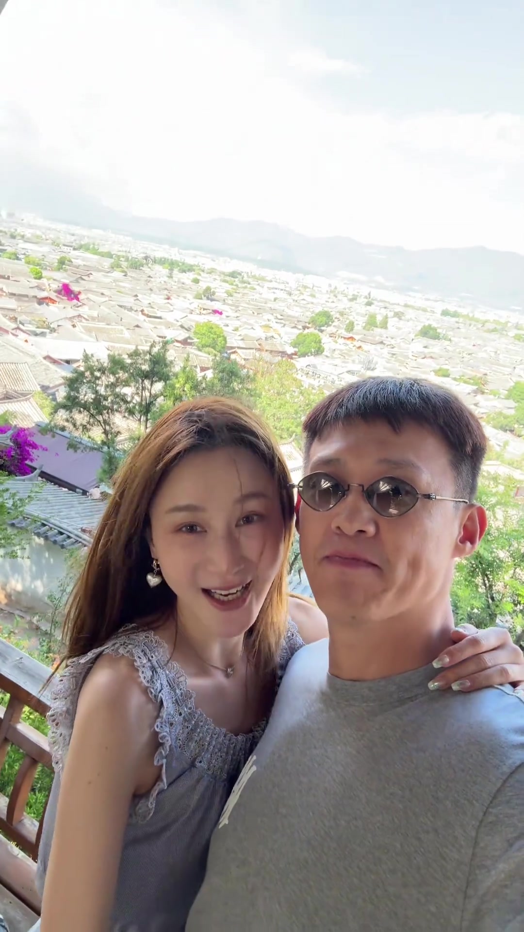 享受生活啊！周鹏携娇妻度假：丽江美不美？?