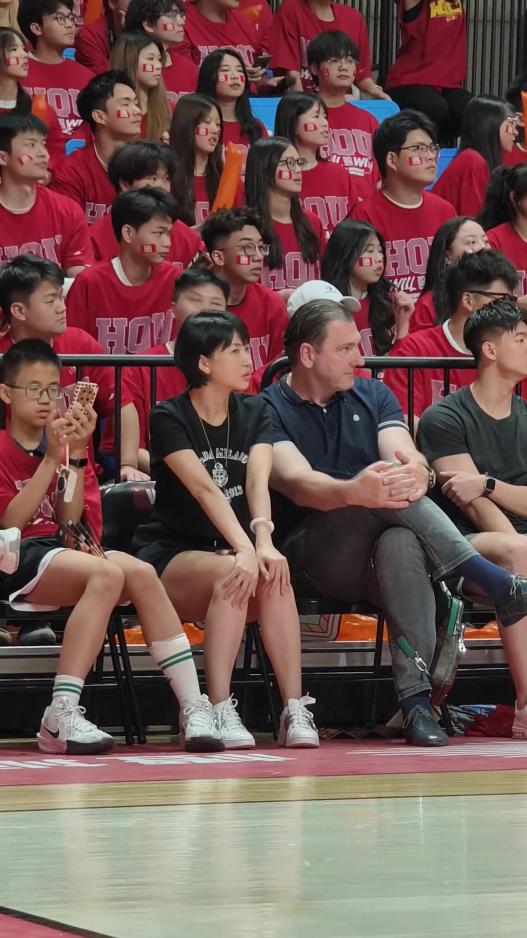 福建美女经理伍伯兰现身CUBAL八强赛 这是在考察谁呢?