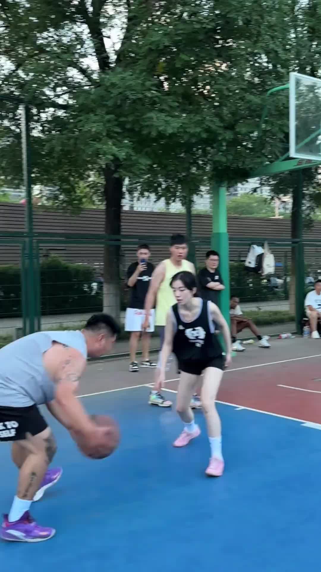 打野球的女生这么粘人的吗???