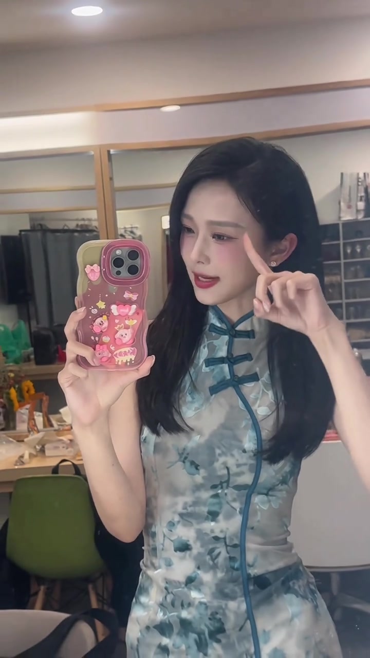 女主播辰辰今日这身旗袍装扮，可否入吧友们法眼？?