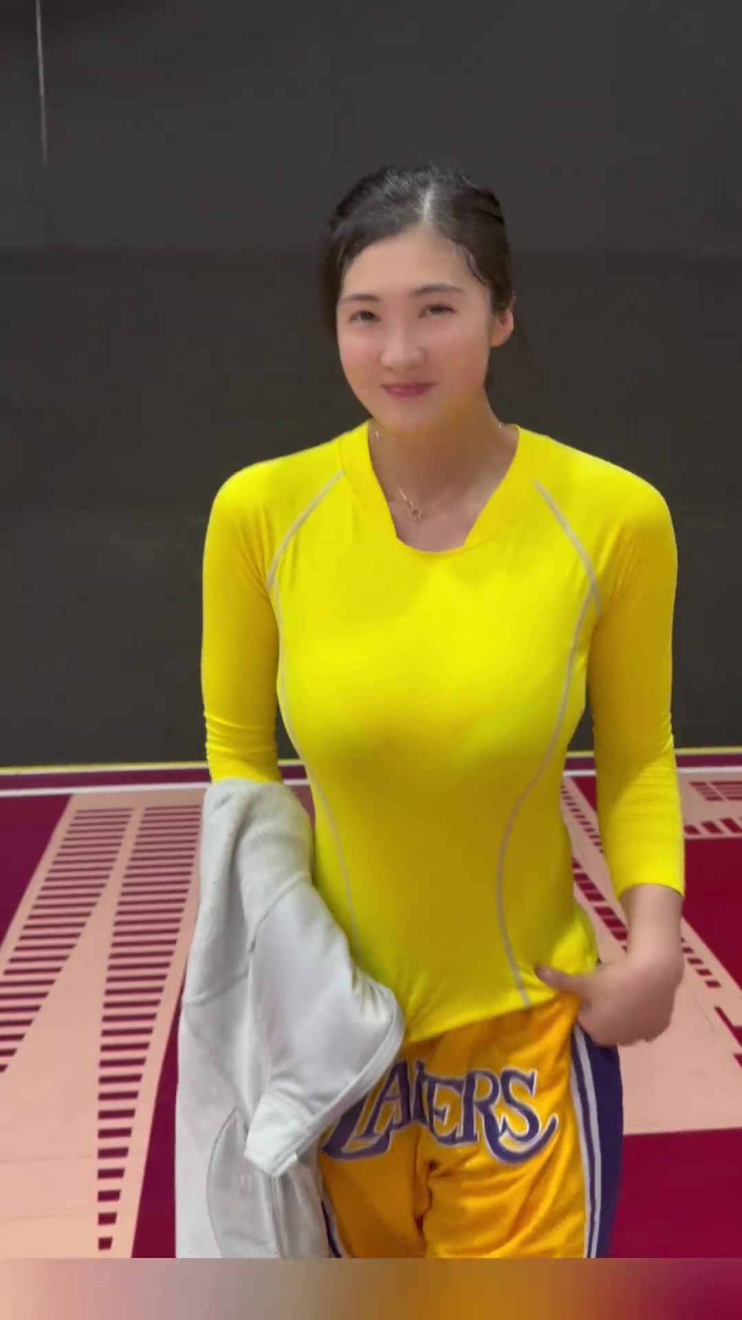 左手突破+空心三分！这是我见过水平最高的湖人女球迷??