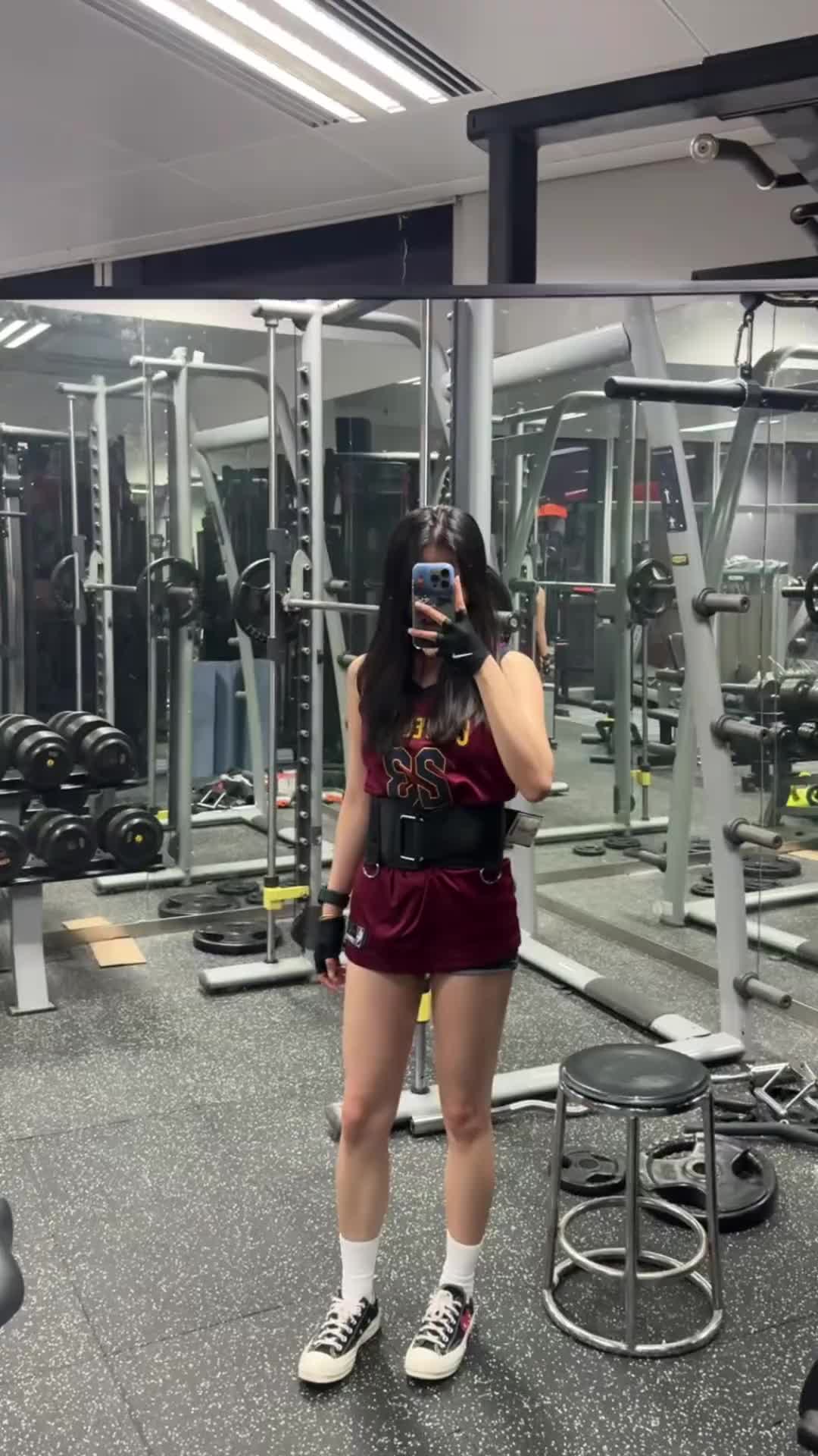 詹姆斯女球迷穿23号球衣健身 这就是偶像的力量吧???