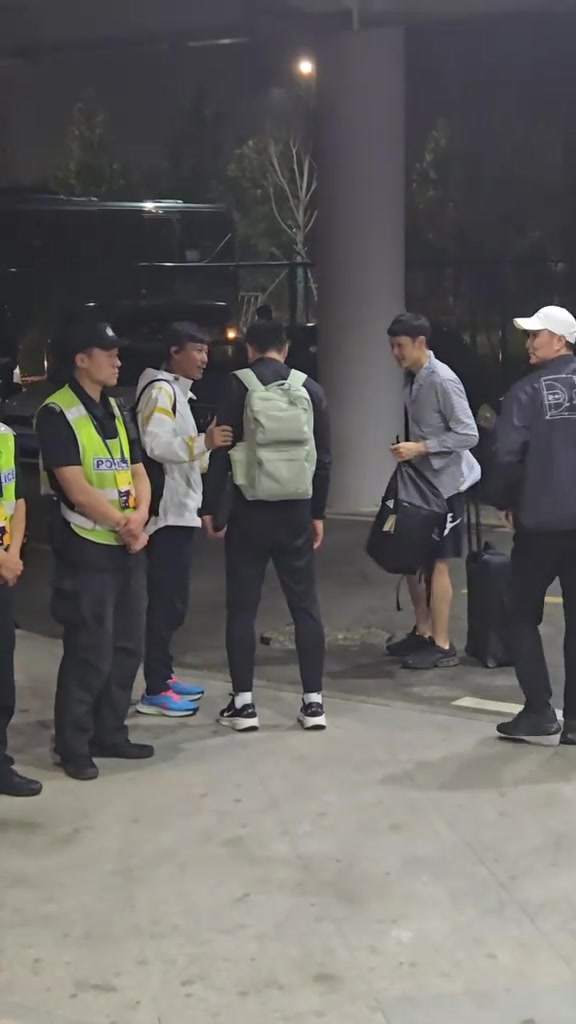 邵佳一杨智遇到区楚良，猜猜三位前国脚会聊啥？
