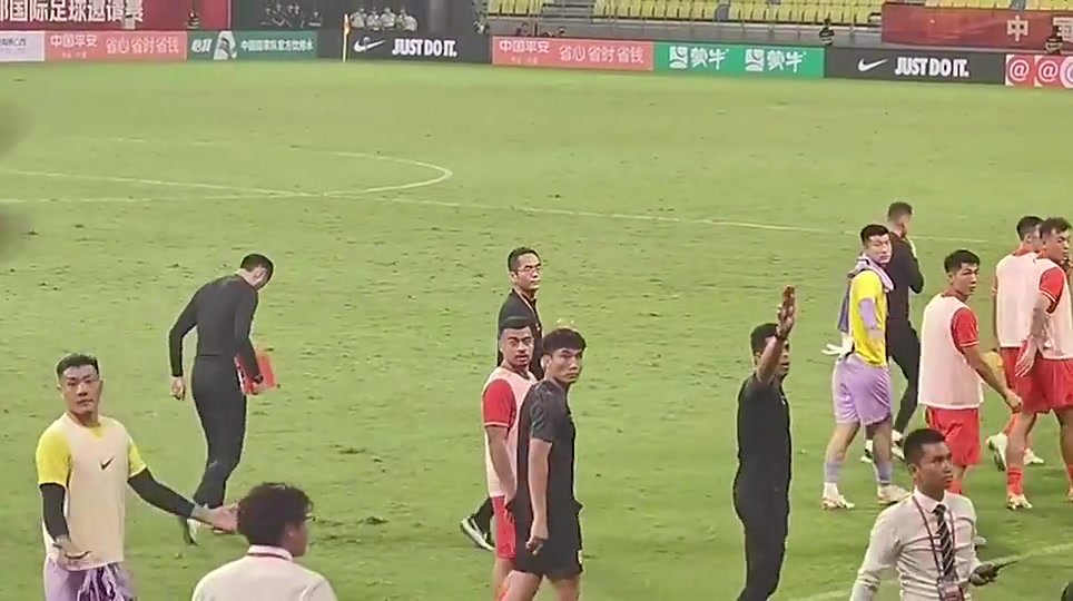 那年究竟发生什么了？国足赛后谢场时郑智怒视观众席?