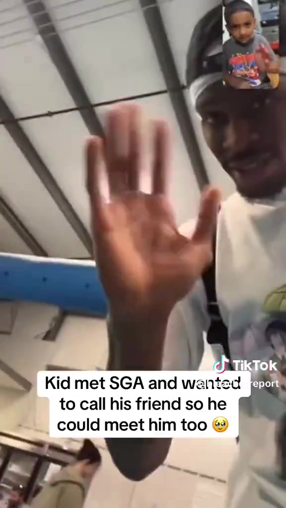 暖心?小孩遇到SGA连忙给朋友电话，SGA还对着镜头打招呼