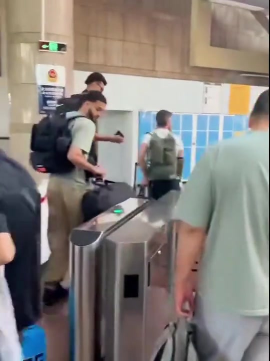 “行走的人形高达” 文班亚马，真是太帅太亮眼了?