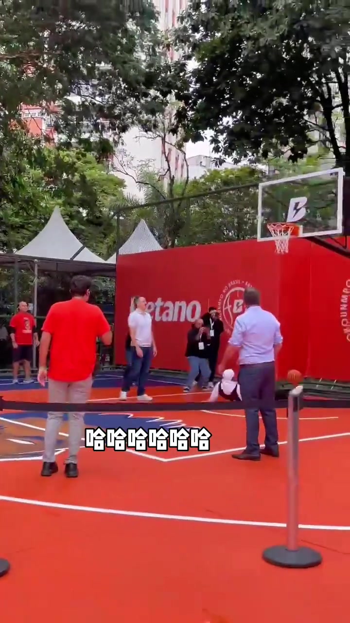 字母哥狠狠的摔在地， 雄鹿管理层虎躯一震?