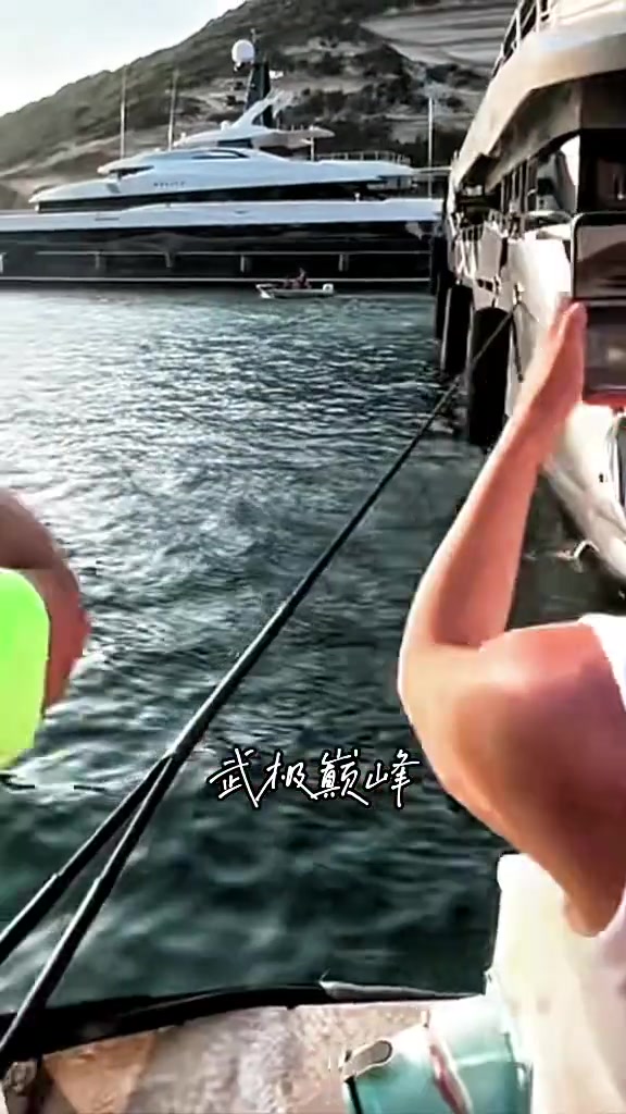 花不完根本花不完！当在海边散步时遇到了正在度假的GOAT